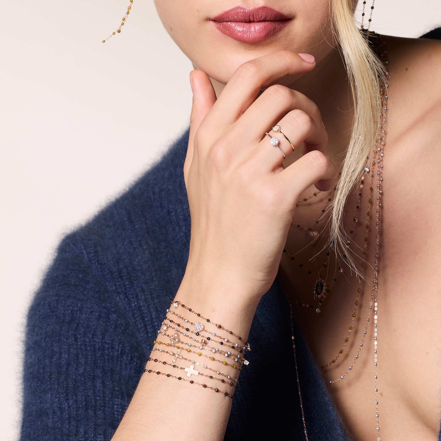 Gigi Clozeau - Quarzgraues Armband Croix, Roségold, 17 cm