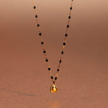 Gigi Clozeau - Collier Lucky Coeur, or rose et mini perles de résine noire, 40 cm
