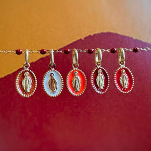 Gigi Clozeau - Anhänger Madone, babyblaues Kunstharz, Roségold