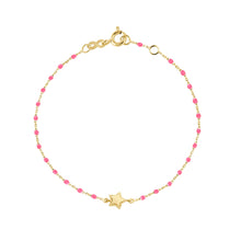 Gigi Clozeau - Bracelet Étoile Mini Gigi, or jaune et mini perles de résine rose fluo, 17 cm