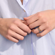 Photo des mains d’une femme portant différentes bagues Gigi Clozeau.