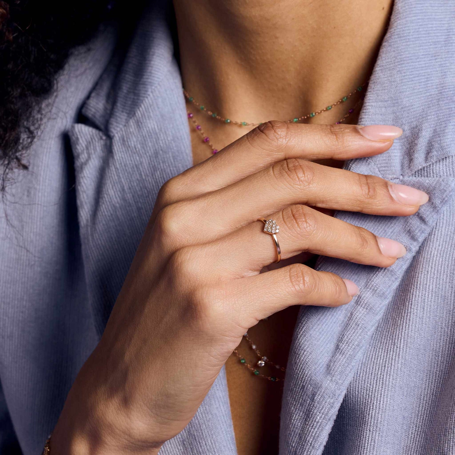 Photo de la main d’une femme portant une bague 'In Love' de Gigi Clozeau.