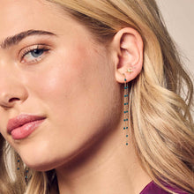 Visage d'une femme qui porte des boucles d'oreilles gigi clozeau couleur jungle 