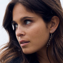 Photo du visage d’une femme portant des boucles d’oreilles Gigi Clozeau.