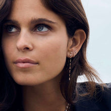 Photo du visage d’une femme portant des boucles d’oreilles Gigi Clozeau.