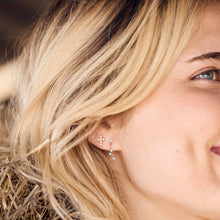 Photo du visage d'une femme portant des boucles d'oreilles Gigi Clozeau. 