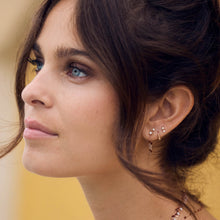 Photo du visage d’une femme portant des boucles d’oreilles Gigi Clozeau dans la nouvelle couleur moka.