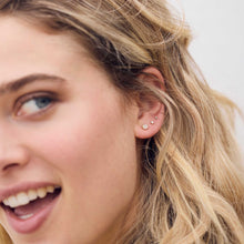 Photo montrant la moitié du visage d’une femme portant des boucles d’oreilles Gigi Clozeau.