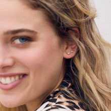 Photo montrant la moitié du visage d’une femme portant des boucles d’oreilles Gigi Clozeau.