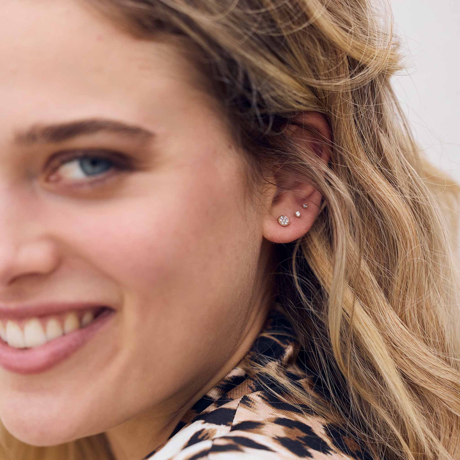 Photo montrant la moitié du visage d’une femme portant des boucles d’oreilles Gigi Clozeau.