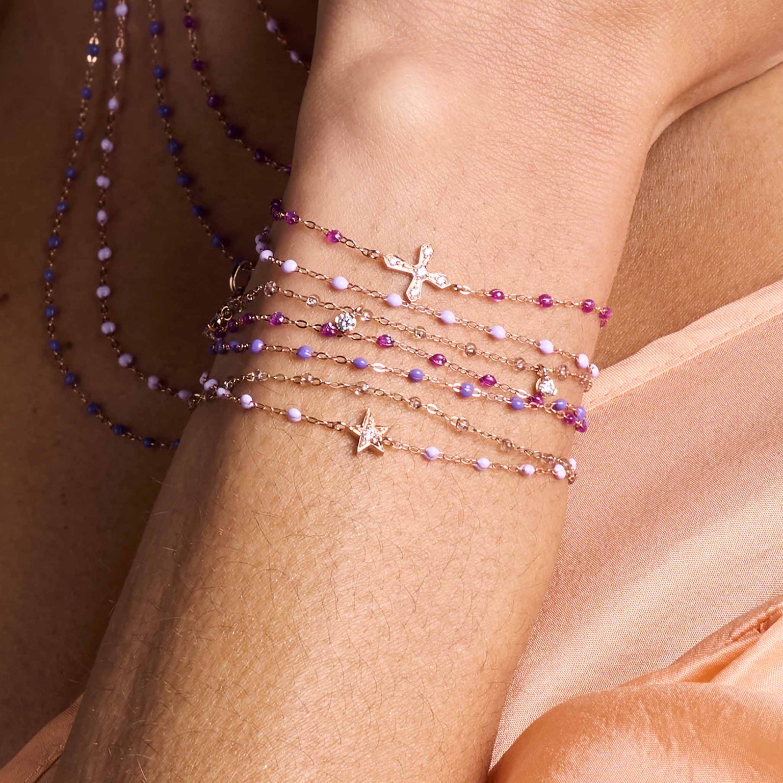 Photo du poignet d'une femme portant des bracelets Gigi Clozeau.