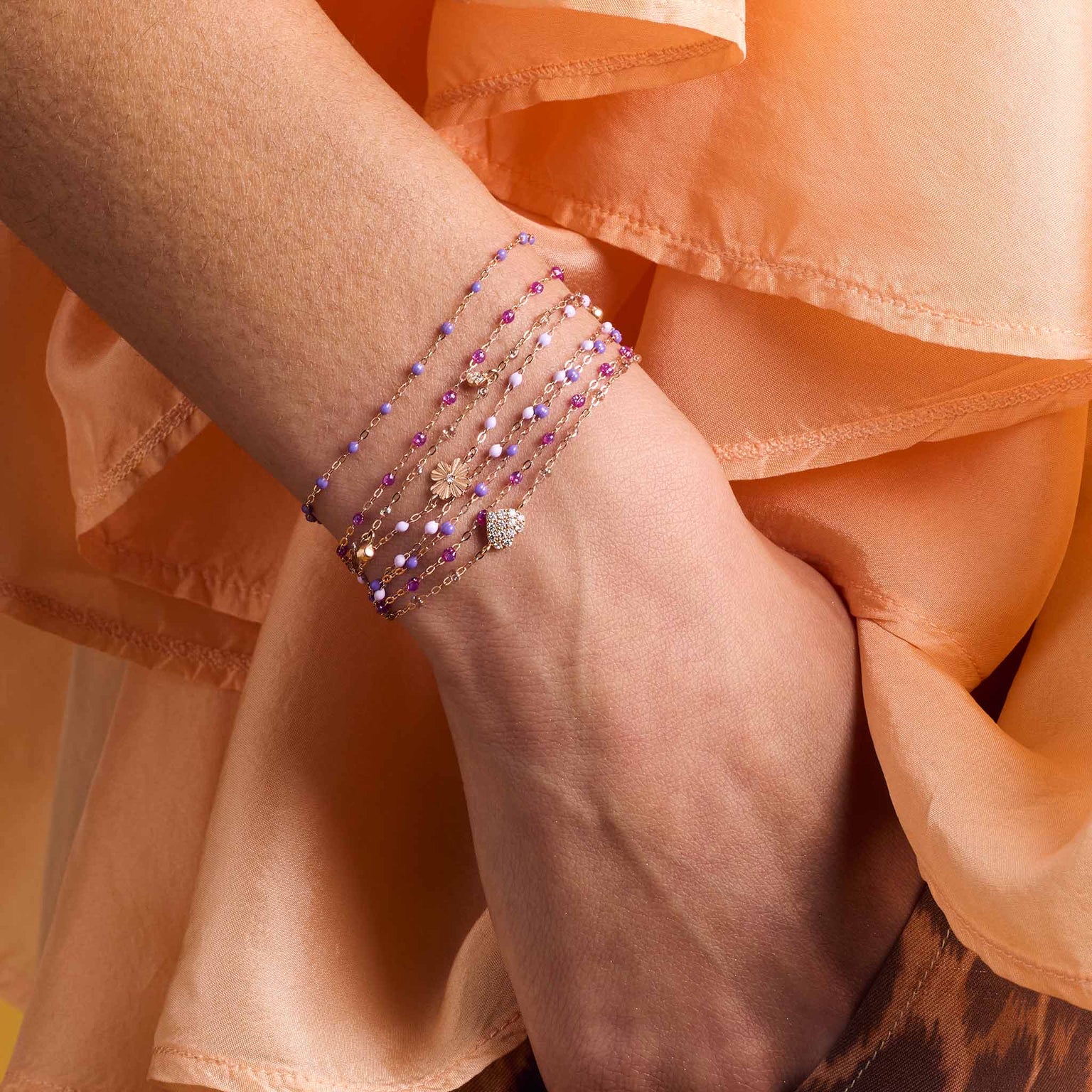 Photo du poignet d'une femme portant des bracelets Gigi Clozeau.