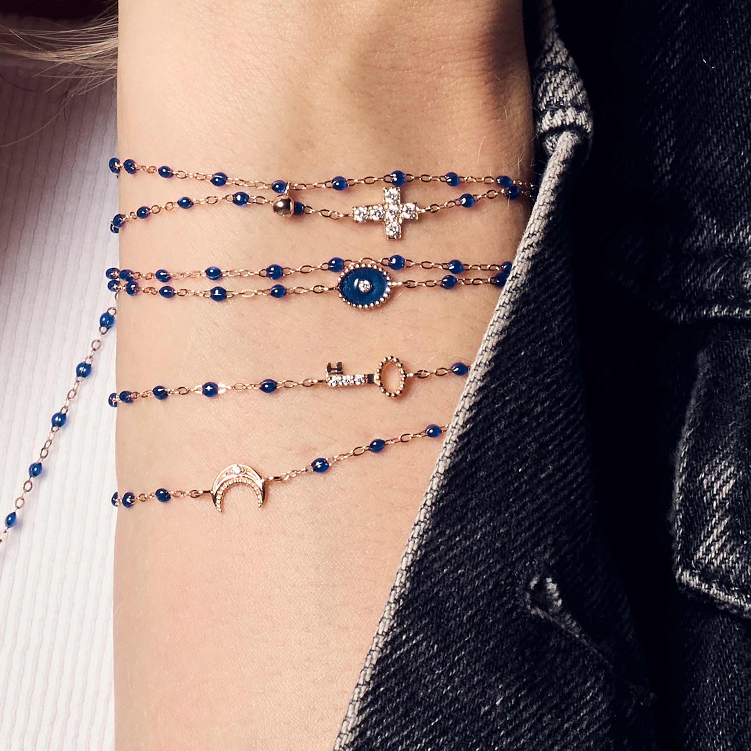 Photo du poignet d'une femme portant des bracelets Gigi Clozeau de couleur prusse.