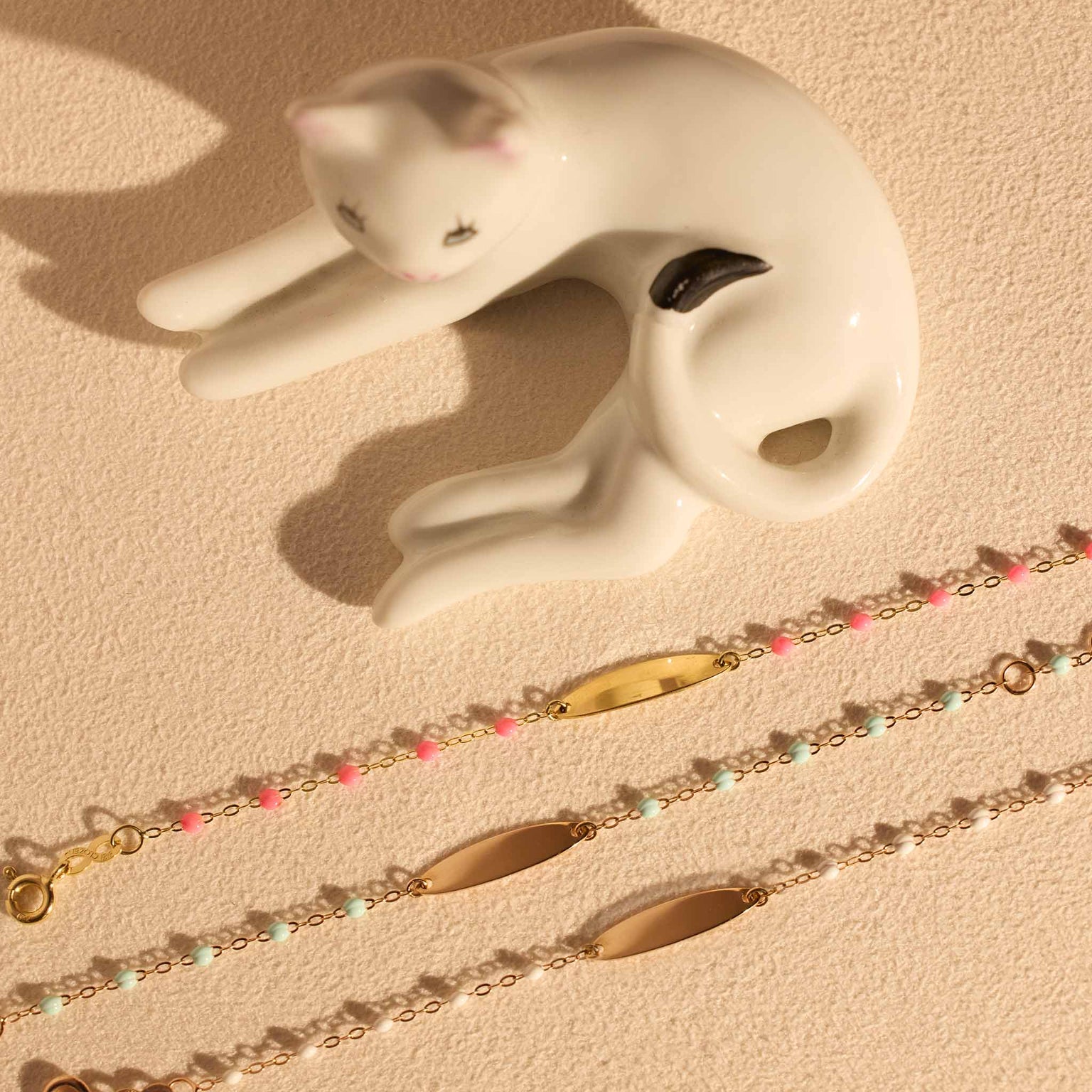 Photo de nature morte de bracelets pour enfant avec plaque ovale Gigi Clozeau.