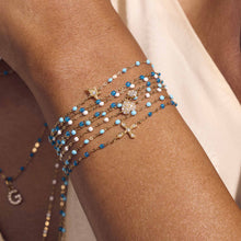 Photo du poignet d’une femme portant différents bracelets Gigi Clozeau.