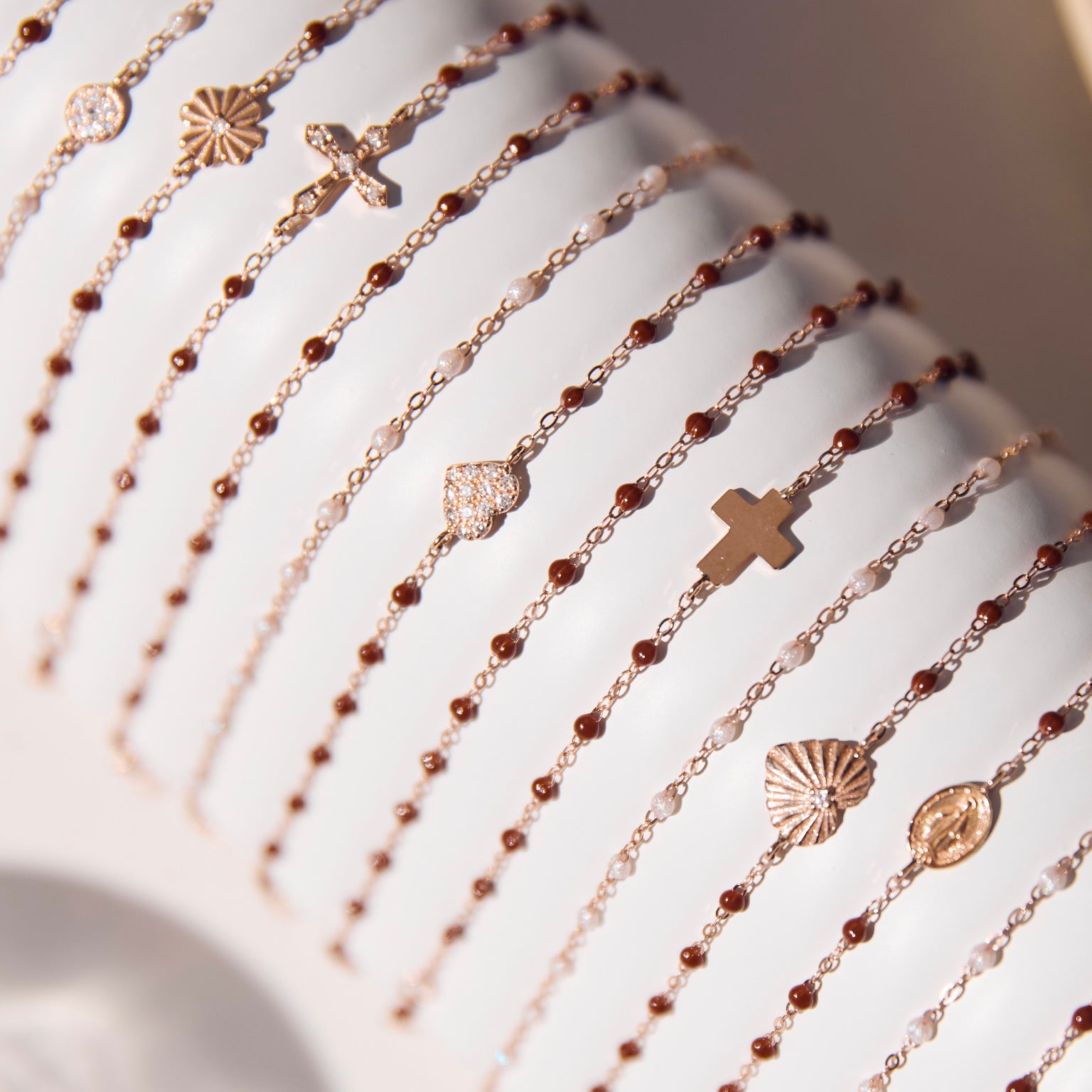Photo d'un présentoir avec plusieurs bracelets Gigi Clozeau de couleur moka et opale.