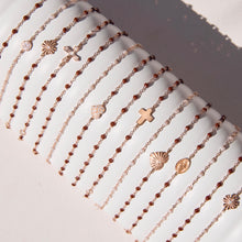 Photo d'un présentoir avec plusieurs bracelets Gigi Clozeau de couleur moka et opale.