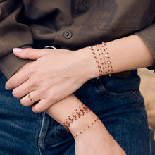 Photo des poignets d’une femme portant différents bracelets Gigi Clozeau de la nouvelle couleur moka.