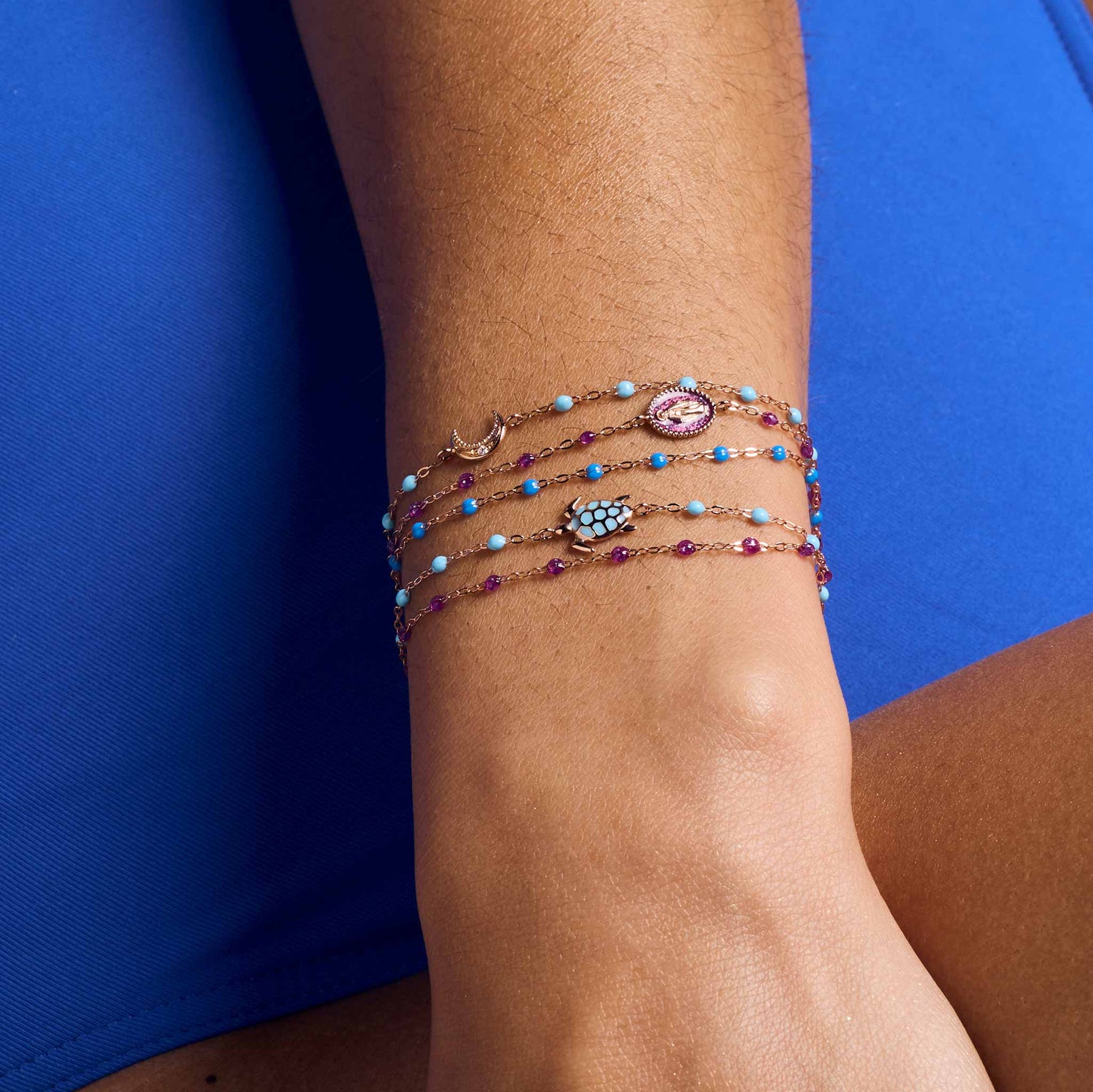 Photo du poignet d'une femme portant différent bracelets Gigi Clozeau. 