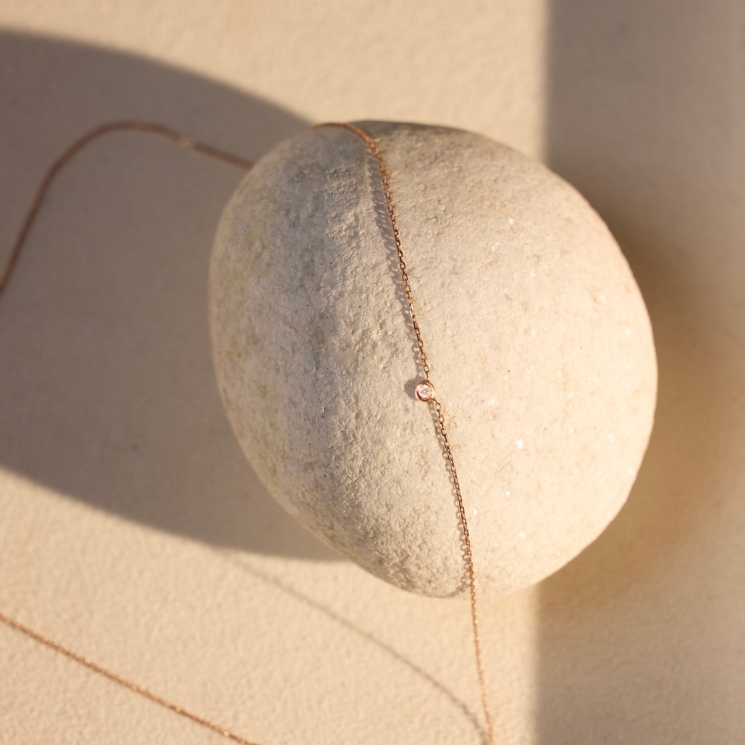 Photo de nature morte d’un bracelet Dot Pure Gigi Clozeau en or 18 carats.