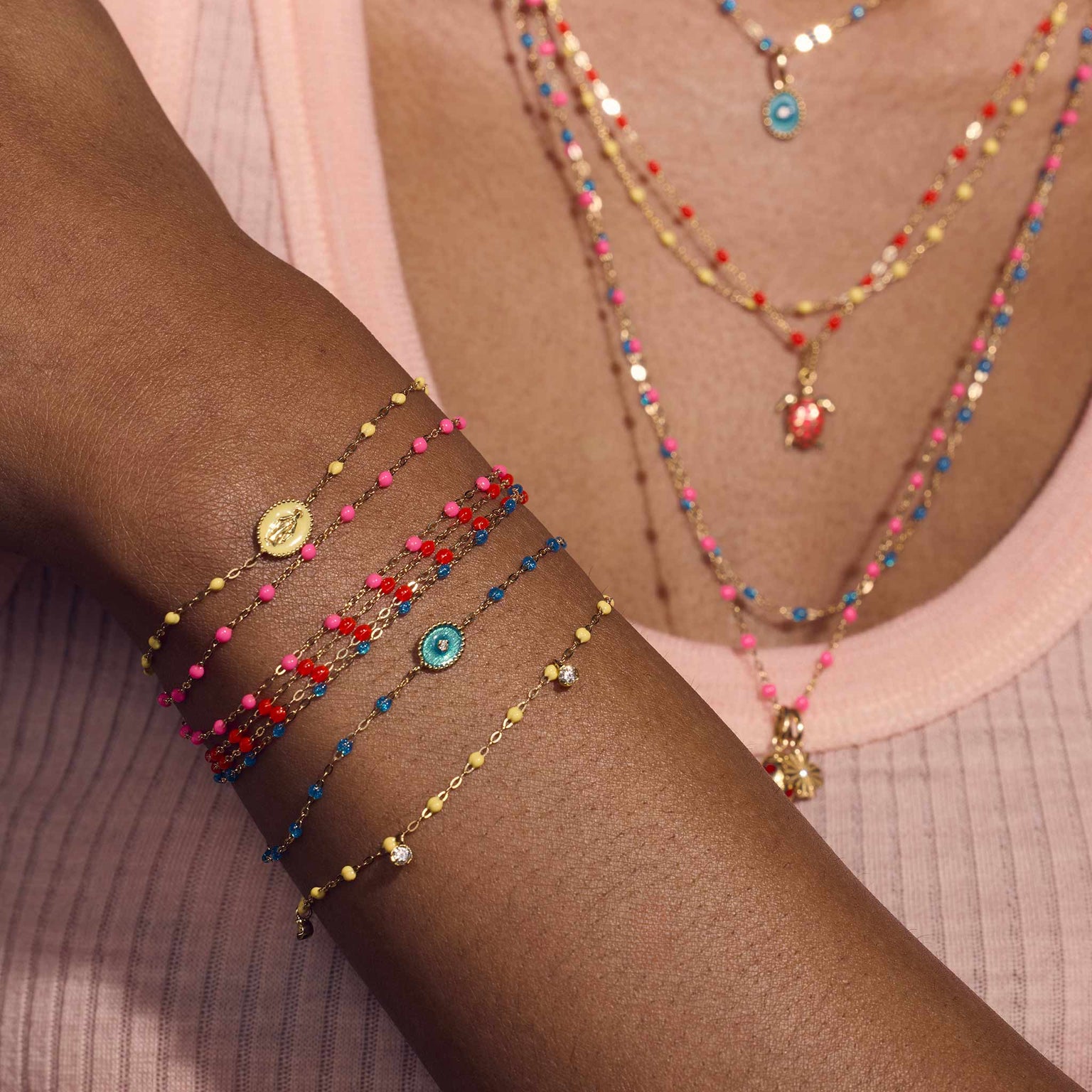 Photo du poignet d’une femme portant des bracelets colorés Gigi Clozeau.