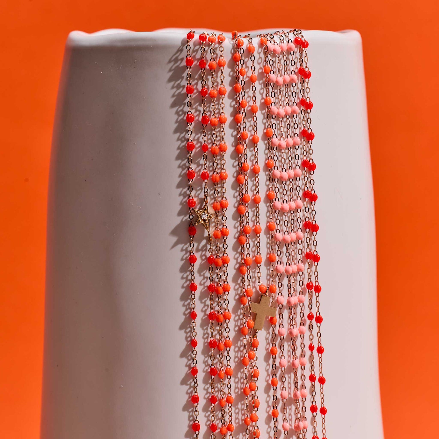 Photo de différent bracelet Gigi Clozeau aux couleurs vitaminé