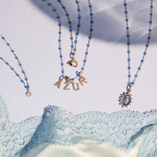 Photo de nature morte de différents colliers et pendentifs Gigi Clozeau de la nouvelle couleur azur.