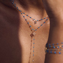 Photo du décolleté d’une femme portant deux colliers Gigi Clozeau de la nouvelle couleur azur.