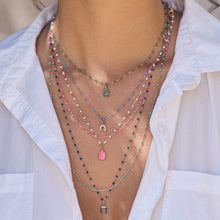 Photo du décolleté d’une femme portant des colliers colorés Gigi Clozeau.