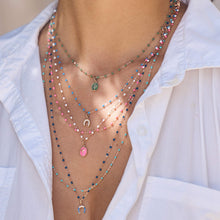 Photo du décolleté d’une femme portant des colliers colorés Gigi Clozeau.