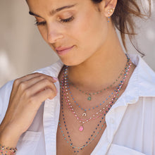 Photo du décolleté d’une femme portant des colliers colorés Gigi Clozeau.