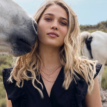 Photo du décolleté d’une femme portant plusieurs colliers Gigi Clozeau.
