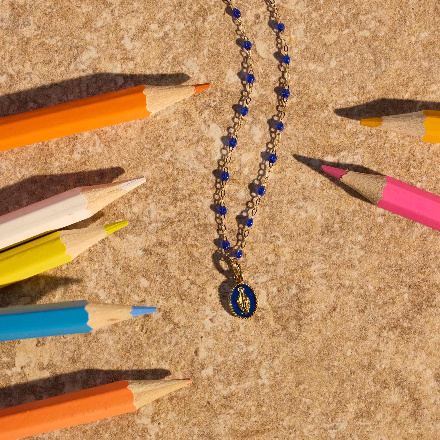 Photo de nature morte d'un collier et un pendentif de la collection Little Gigi -Enfant Gigi Clozeau. 