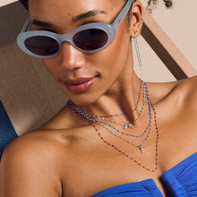 Photo du cou d'une femme portant des colliers Gigi Clozeau 