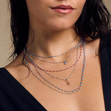 Photo du cou d'une femme portant des colliers Gigi Clozeau 
