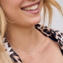 Photo montrant le cou d’une femme portant des colliers de la nouvelle collection Pure Gigi Dot.