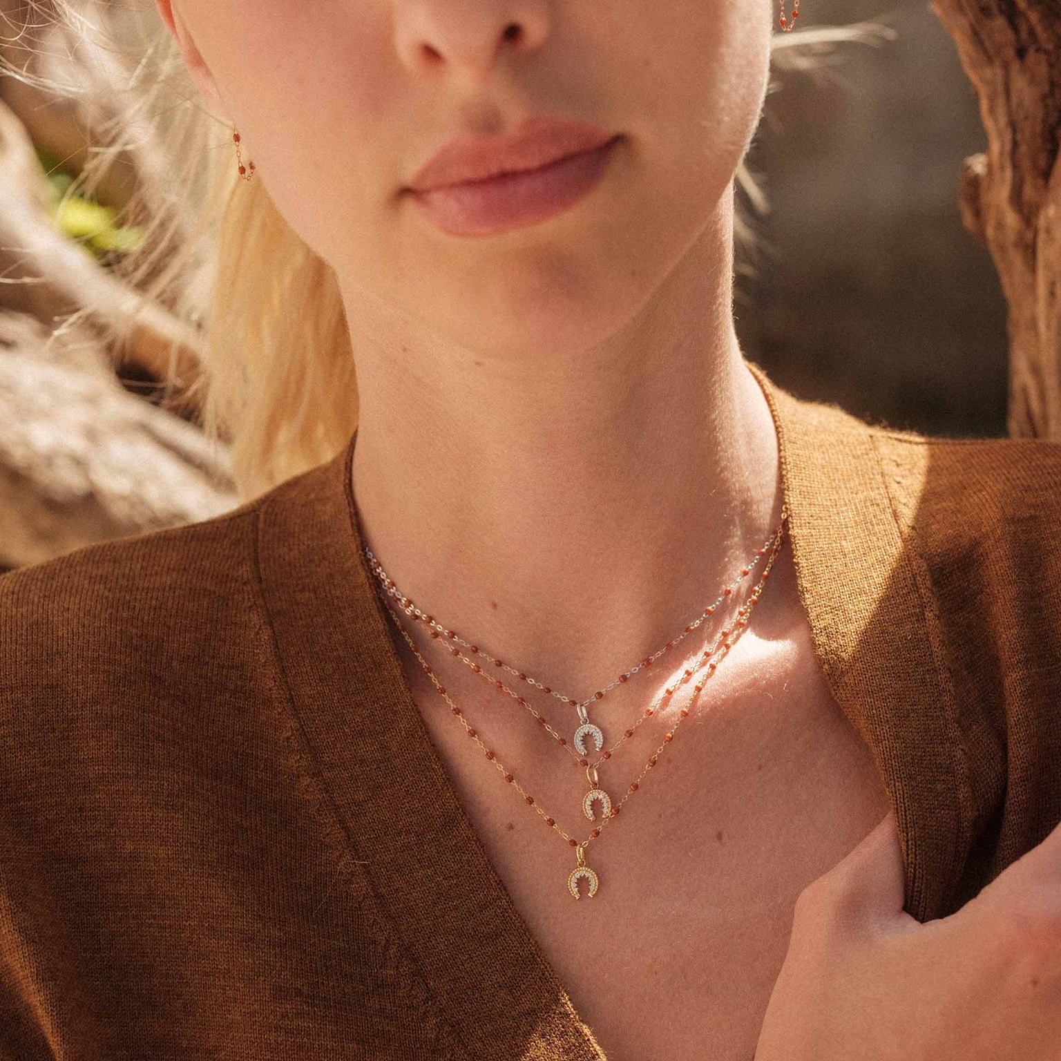 Pendentif fer à cheval gigi Clozeau, or blanc 18 carats serti de 9 diamants.