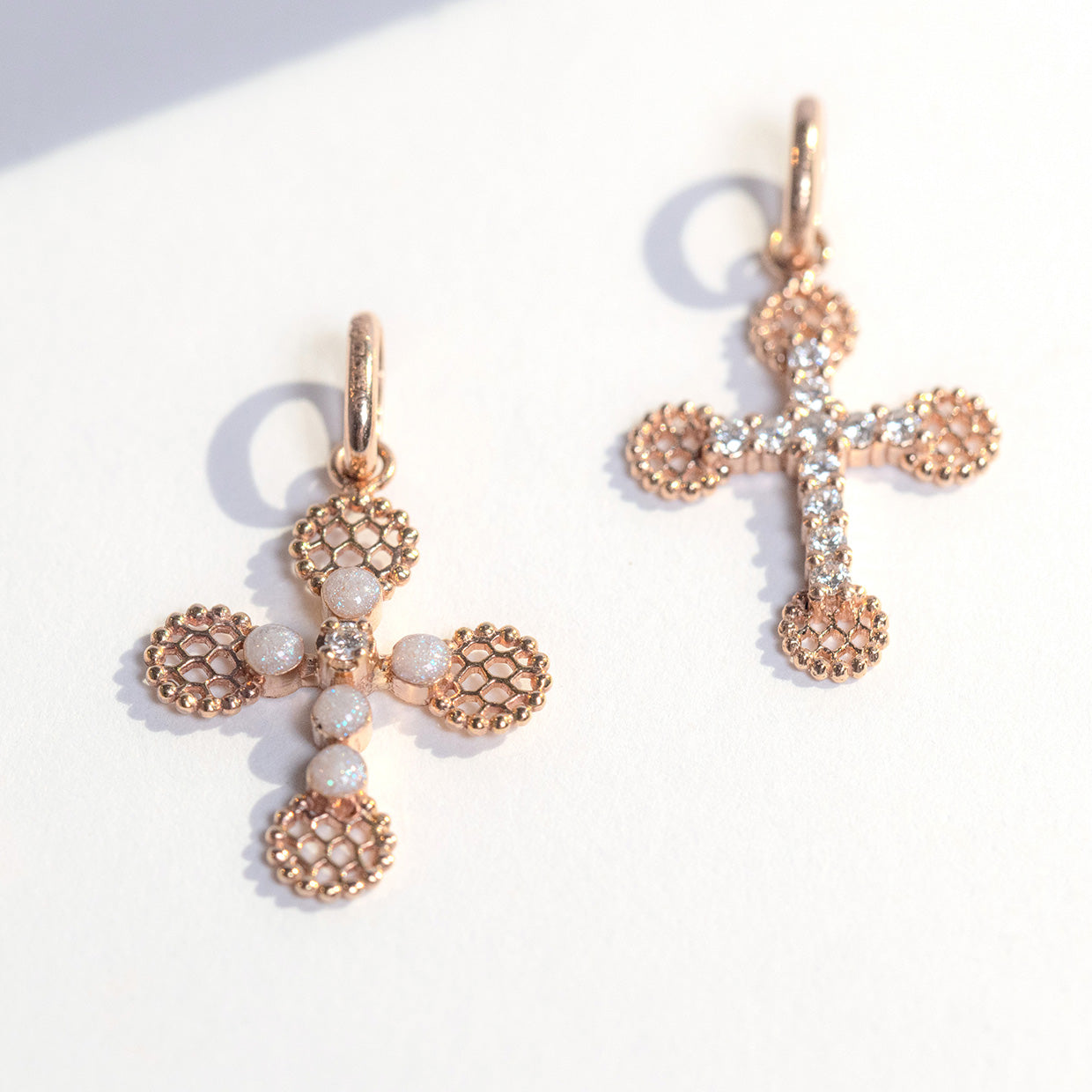 Gigi Clozeau - Pendentif Croix Dentelle Perlée résine opale, or rose, diamant