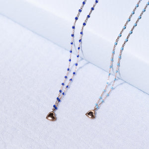 Gigi Clozeau - Halskette Lucky Coeur, Roségold und Mini-Perlen aus Kunstharz in Preußisch Blau, 40 cm