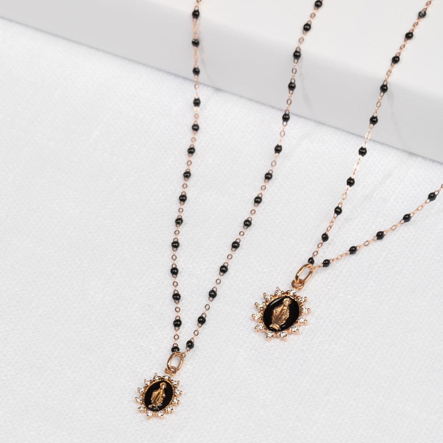 pendentif gigi clozeau madone suprême présenté avec le pendentif petite madone suprême