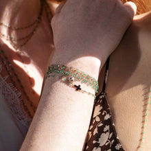 Gigi Clozeau - Minzgrünes Armband Croix, Gelbgold, 17 cm